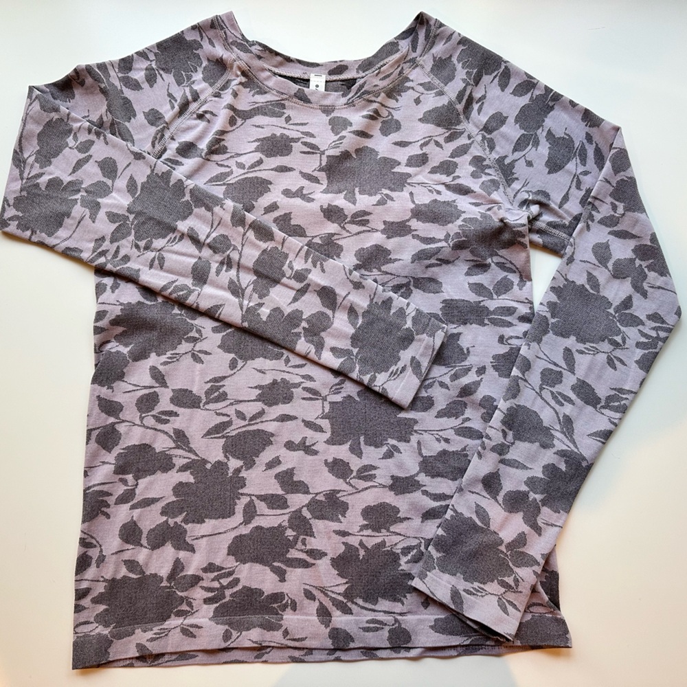 Athleta Momentum long sleeve top. Lilac with grey flowers. Size M.